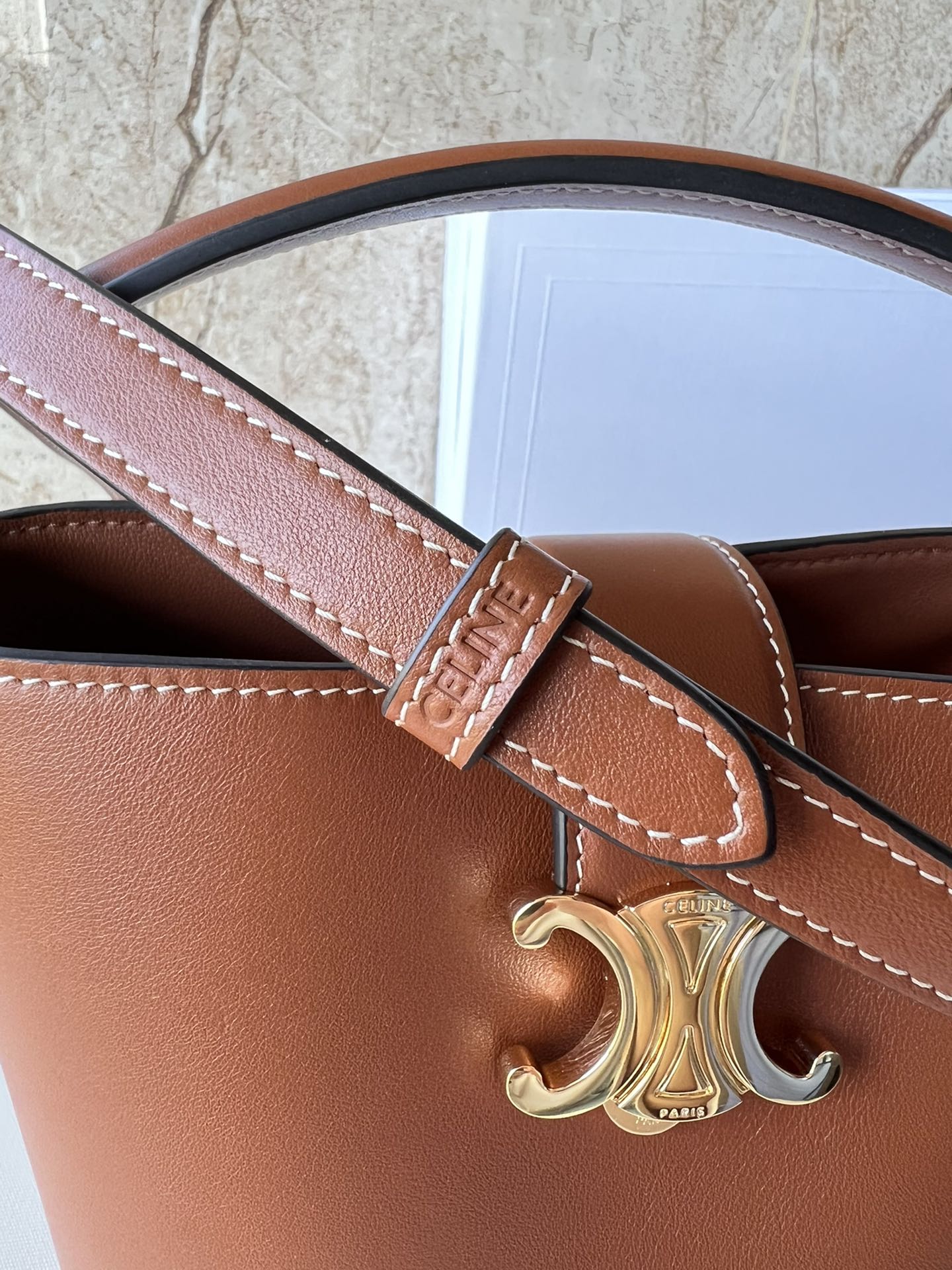 Celine SMALL BUCKET LOUISE IN SMOOTH CALFSKIN - 16-19-12cm [119173-2] CELINE CHANEL ACCESSORIES LOEWE SHOES LOUIS VUITTON DIRO YSL OTHER BRAND HANDBAGS BALENCIAGA BOTTEGA VENETA GOYARD HERMES BURBERRY VALENTINO GUCCI FENDI MIUMIU CHLOE PRADA BVLGARI SUITCASE NEW ARRIVAL 