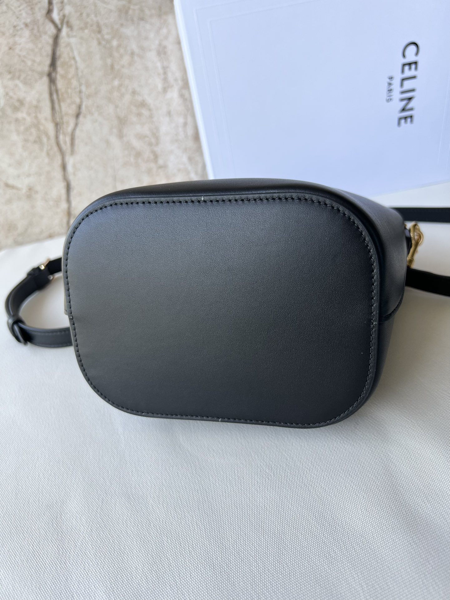 Celine SMALL BUCKET LOUISE IN SMOOTH CALFSKIN - 16-19-12cm [119173] CELINE CHANEL ACCESSORIES LOEWE SHOES LOUIS VUITTON DIRO YSL OTHER BRAND HANDBAGS BALENCIAGA BOTTEGA VENETA GOYARD HERMES BURBERRY VALENTINO GUCCI FENDI MIUMIU CHLOE PRADA BVLGARI SUITCASE NEW ARRIVAL 