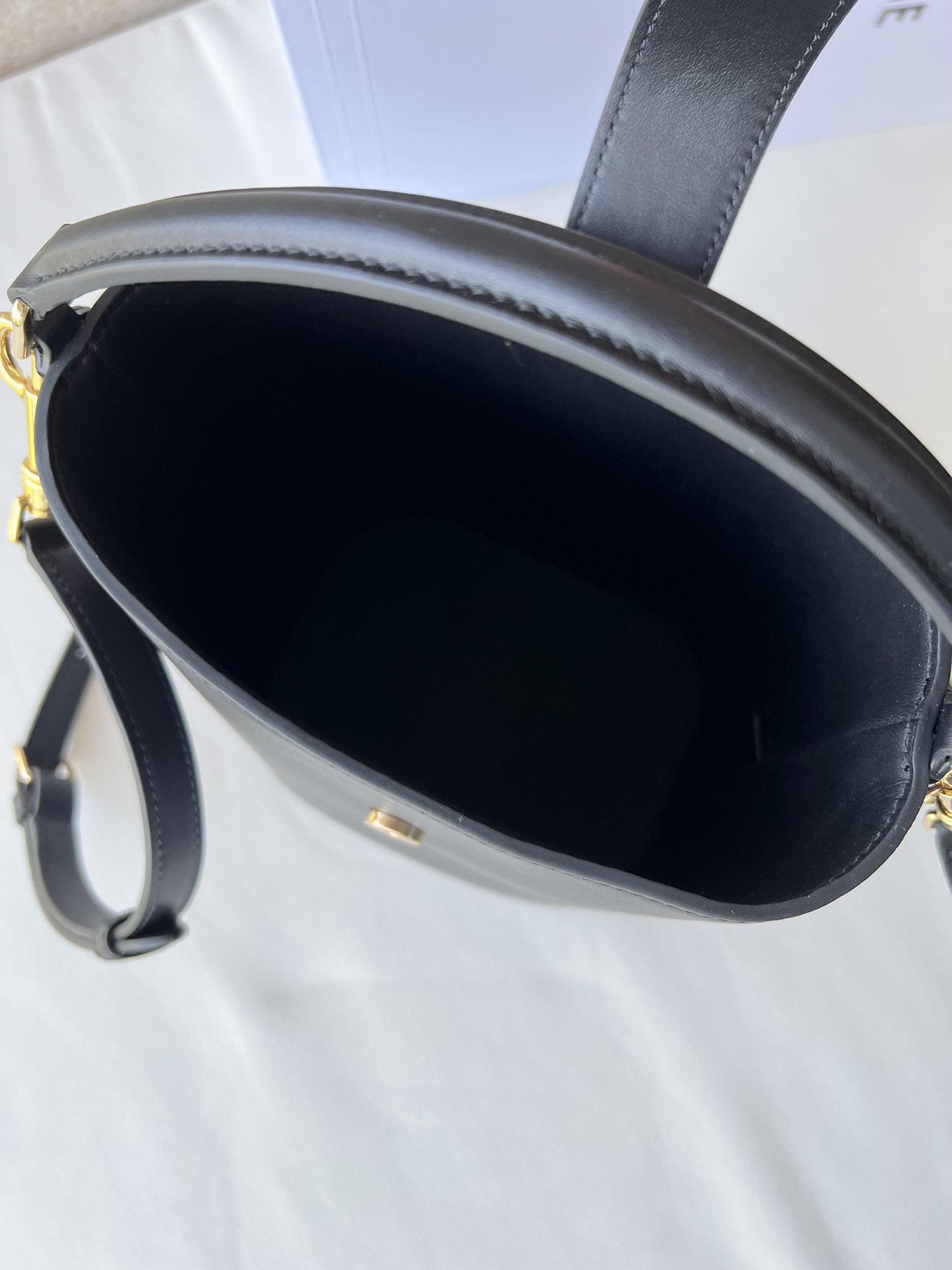 Celine SMALL BUCKET LOUISE IN SMOOTH CALFSKIN - 16-19-12cm [119173] CELINE CHANEL ACCESSORIES LOEWE SHOES LOUIS VUITTON DIRO YSL OTHER BRAND HANDBAGS BALENCIAGA BOTTEGA VENETA GOYARD HERMES BURBERRY VALENTINO GUCCI FENDI MIUMIU CHLOE PRADA BVLGARI SUITCASE NEW ARRIVAL 