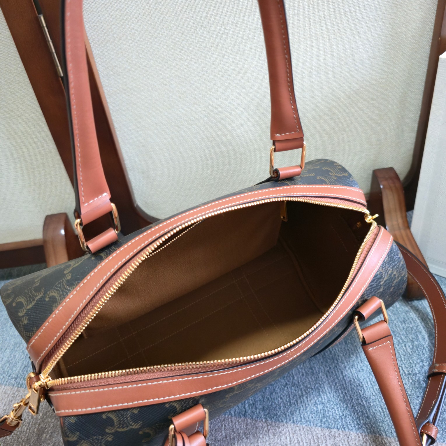 CELIN* LARGE BOSTON - 31x20x17cm [119572] CELINE CHANEL ACCESSORIES LOEWE SHOES LOUIS VUITTON DIRO YSL OTHER BRAND HANDBAGS BALENCIAGA BOTTEGA VENETA GOYARD HERMES BURBERRY VALENTINO GUCCI FENDI MIUMIU CHLOE PRADA BVLGARI SUITCASE NEW ARRIVAL 