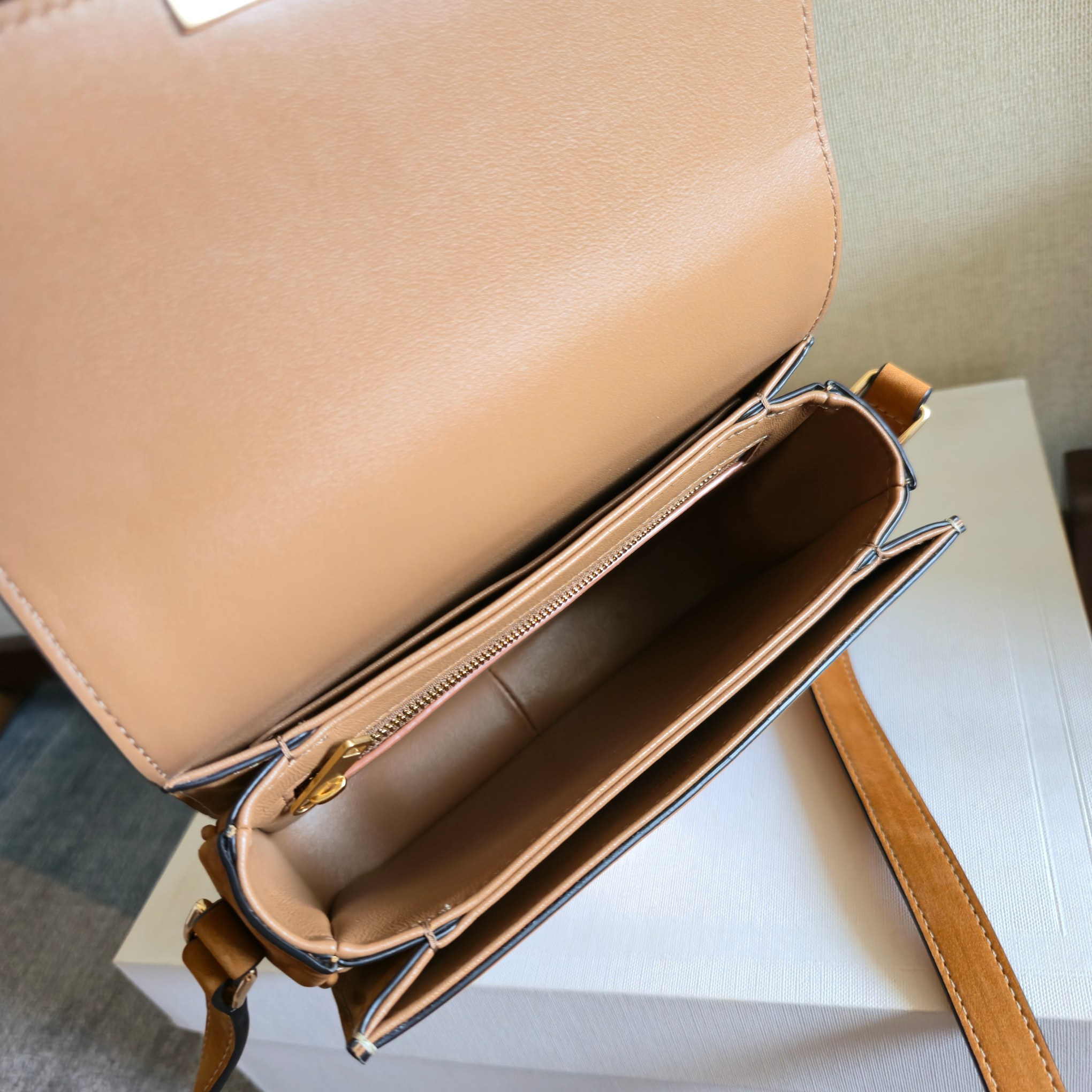 CELIN* TEEN TRIOMPHE BAG - 18.5*13.5*7CM [188423] CELINE CHANEL ACCESSORIES LOEWE SHOES LOUIS VUITTON DIRO YSL OTHER BRAND HANDBAGS BALENCIAGA BOTTEGA VENETA GOYARD HERMES BURBERRY VALENTINO GUCCI FENDI MIUMIU CHLOE PRADA BVLGARI SUITCASE NEW ARRIVAL 