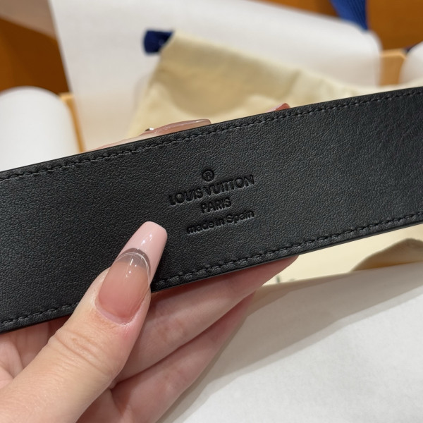 LOUIS VUITTON BELT [C21P9-032435] CELINE CHANEL ACCESSORIES LOEWE SHOES LOUIS VUITTON DIRO YSL OTHER BRAND HANDBAGS BALENCIAGA BOTTEGA VENETA GOYARD HERMES BURBERRY VALENTINO GUCCI FENDI MIUMIU CHLOE PRADA BVLGARI SUITCASE NEW ARRIVAL 