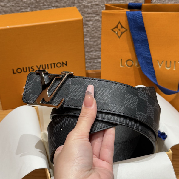 LOUIS VUITTON BELT [C21P9-032332] CELINE CHANEL ACCESSORIES LOEWE SHOES LOUIS VUITTON DIRO YSL OTHER BRAND HANDBAGS BALENCIAGA BOTTEGA VENETA GOYARD HERMES BURBERRY VALENTINO GUCCI FENDI MIUMIU CHLOE PRADA BVLGARI SUITCASE NEW ARRIVAL 