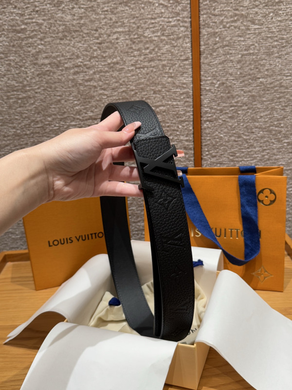 LOUIS VUITTON BELT [C21P9-032200] CELINE CHANEL ACCESSORIES LOEWE SHOES LOUIS VUITTON DIRO YSL OTHER BRAND HANDBAGS BALENCIAGA BOTTEGA VENETA GOYARD HERMES BURBERRY VALENTINO GUCCI FENDI MIUMIU CHLOE PRADA BVLGARI SUITCASE NEW ARRIVAL 