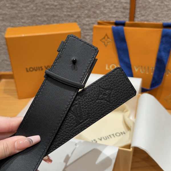 LOUIS VUITTON BELT [C21P9-032200] CELINE CHANEL ACCESSORIES LOEWE SHOES LOUIS VUITTON DIRO YSL OTHER BRAND HANDBAGS BALENCIAGA BOTTEGA VENETA GOYARD HERMES BURBERRY VALENTINO GUCCI FENDI MIUMIU CHLOE PRADA BVLGARI SUITCASE NEW ARRIVAL 