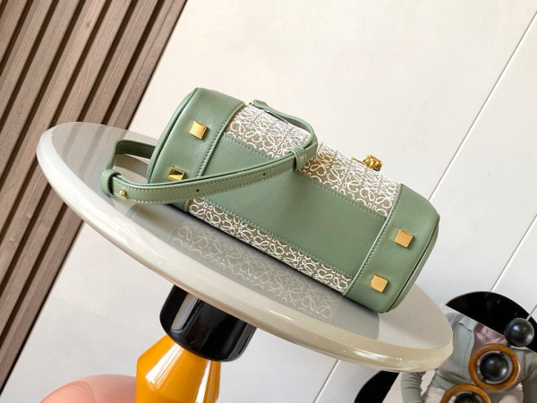 Loewe Amazona 23 bag in soft grained calfskin - 23*10*15CM [C21P8-084840] CELINE CHANEL ACCESSORIES LOEWE SHOES LOUIS VUITTON DIRO YSL OTHER BRAND HANDBAGS BALENCIAGA BOTTEGA VENETA GOYARD HERMES BURBERRY VALENTINO GUCCI FENDI MIUMIU CHLOE PRADA BVLGARI SUITCASE NEW ARRIVAL 