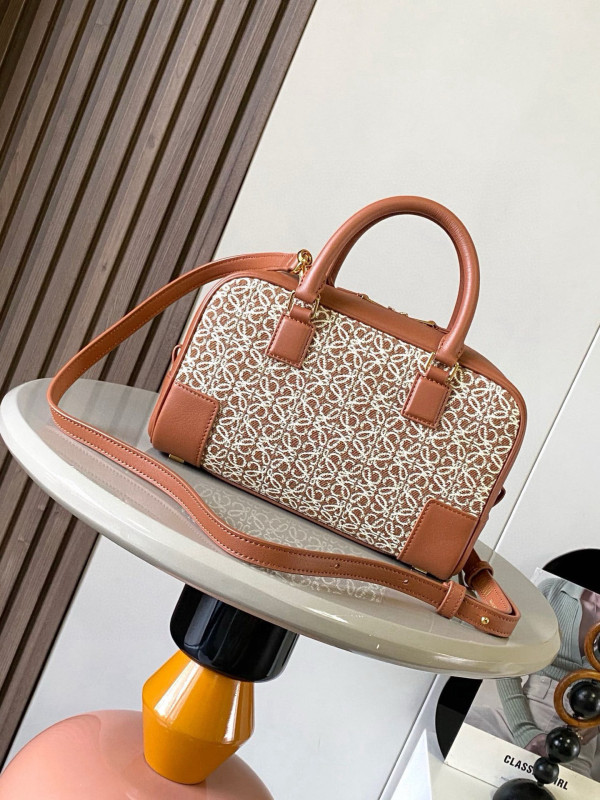 Loewe Amazona 23 bag in soft grained calfskin - 23*10*15CM [C21P8-084634] CELINE CHANEL ACCESSORIES LOEWE SHOES LOUIS VUITTON DIRO YSL OTHER BRAND HANDBAGS BALENCIAGA BOTTEGA VENETA GOYARD HERMES BURBERRY VALENTINO GUCCI FENDI MIUMIU CHLOE PRADA BVLGARI SUITCASE NEW ARRIVAL 