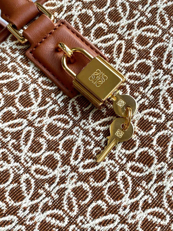 Loewe Amazona 23 bag in soft grained calfskin - 23*10*15CM [C21P8-084634] CELINE CHANEL ACCESSORIES LOEWE SHOES LOUIS VUITTON DIRO YSL OTHER BRAND HANDBAGS BALENCIAGA BOTTEGA VENETA GOYARD HERMES BURBERRY VALENTINO GUCCI FENDI MIUMIU CHLOE PRADA BVLGARI SUITCASE NEW ARRIVAL 