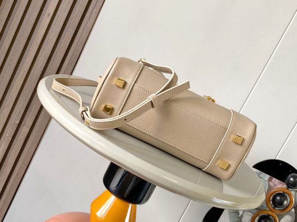 Loewe Amazona 23 bag in soft grained calfskin - 23*10*15CM [9078沙色荔] CELINE CHANEL ACCESSORIES LOEWE SHOES LOUIS VUITTON DIRO YSL OTHER BRAND HANDBAGS BALENCIAGA BOTTEGA VENETA GOYARD HERMES BURBERRY VALENTINO GUCCI FENDI MIUMIU CHLOE PRADA BVLGARI SUITCASE NEW ARRIVAL 
