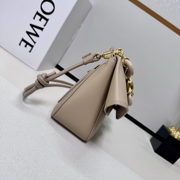 Loewe Medium Ola bag in smooth calfskin - 26*18*13CM [C21P8-081948] CELINE CHANEL ACCESSORIES LOEWE SHOES LOUIS VUITTON DIRO YSL OTHER BRAND HANDBAGS BALENCIAGA BOTTEGA VENETA GOYARD HERMES BURBERRY VALENTINO GUCCI FENDI MIUMIU CHLOE PRADA BVLGARI SUITCASE NEW ARRIVAL 