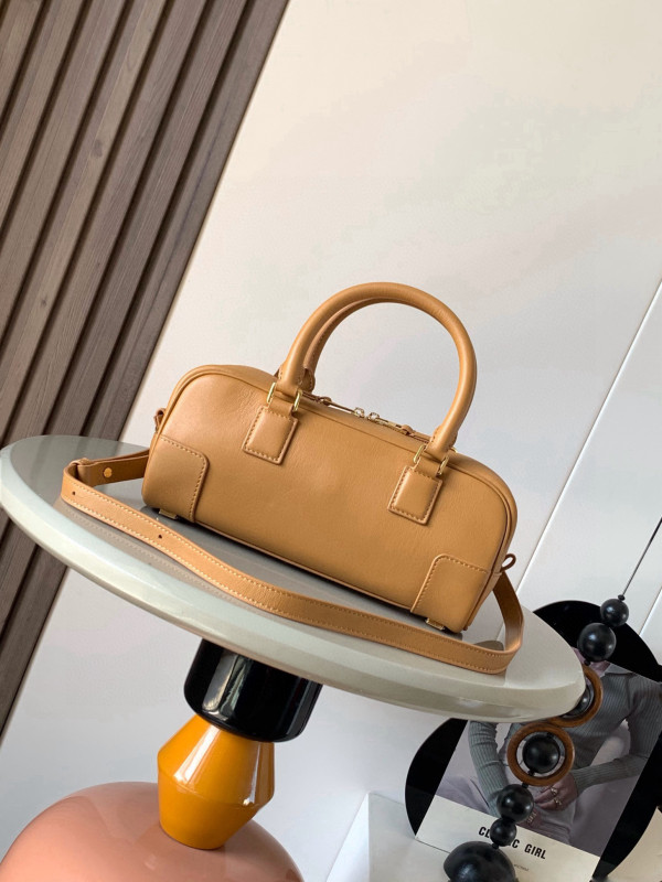 Loewe Amazona 23 cropped bag in nappa calfskin - 23*10*11CM [C21P8-080917] CELINE CHANEL ACCESSORIES LOEWE SHOES LOUIS VUITTON DIRO YSL OTHER BRAND HANDBAGS BALENCIAGA BOTTEGA VENETA GOYARD HERMES BURBERRY VALENTINO GUCCI FENDI MIUMIU CHLOE PRADA BVLGARI SUITCASE NEW ARRIVAL 