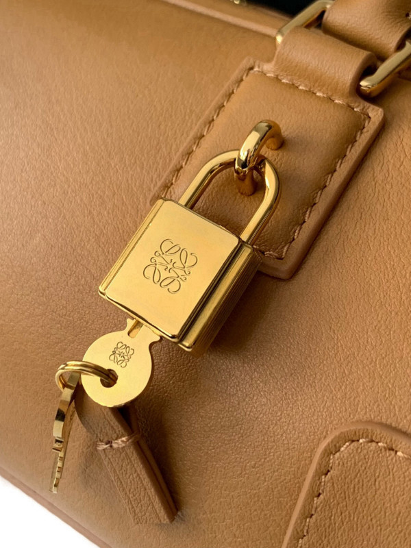 Loewe Amazona 23 cropped bag in nappa calfskin - 23*10*11CM [C21P8-080917] CELINE CHANEL ACCESSORIES LOEWE SHOES LOUIS VUITTON DIRO YSL OTHER BRAND HANDBAGS BALENCIAGA BOTTEGA VENETA GOYARD HERMES BURBERRY VALENTINO GUCCI FENDI MIUMIU CHLOE PRADA BVLGARI SUITCASE NEW ARRIVAL 