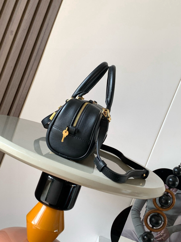 Loewe Amazona 23 cropped bag in nappa calfskin - 23*10*11CM [C21P8-080808] CELINE CHANEL ACCESSORIES LOEWE SHOES LOUIS VUITTON DIRO YSL OTHER BRAND HANDBAGS BALENCIAGA BOTTEGA VENETA GOYARD HERMES BURBERRY VALENTINO GUCCI FENDI MIUMIU CHLOE PRADA BVLGARI SUITCASE NEW ARRIVAL 