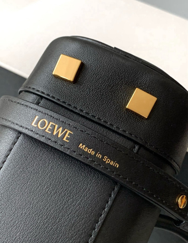 Loewe Amazona 23 cropped bag in nappa calfskin - 23*10*11CM [C21P8-080808] CELINE CHANEL ACCESSORIES LOEWE SHOES LOUIS VUITTON DIRO YSL OTHER BRAND HANDBAGS BALENCIAGA BOTTEGA VENETA GOYARD HERMES BURBERRY VALENTINO GUCCI FENDI MIUMIU CHLOE PRADA BVLGARI SUITCASE NEW ARRIVAL 