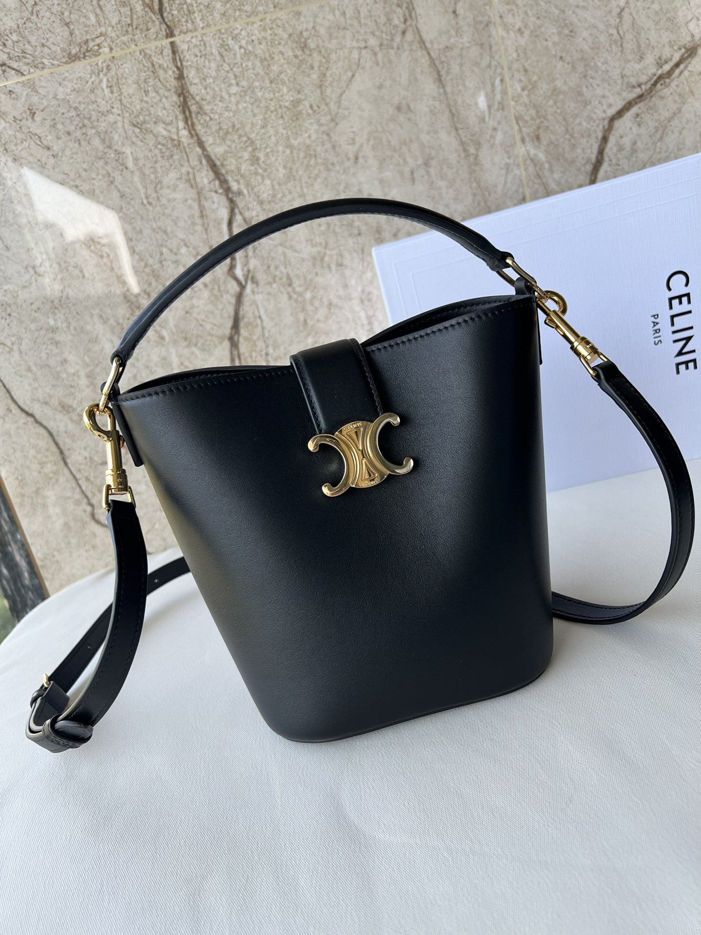 (image for) Celine SMALL BUCKET LOUISE IN SMOOTH CALFSKIN - 16-19-12cm