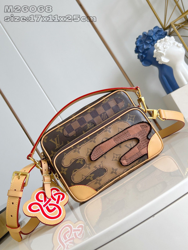 LOUIS VUITTON Nil -17.5*11*25CM [M26068] CELINE CHANEL ACCESSORIES LOEWE SHOES LOUIS VUITTON DIRO YSL OTHER BRAND HANDBAGS BALENCIAGA BOTTEGA VENETA GOYARD HERMES BURBERRY VALENTINO GUCCI FENDI MIUMIU CHLOE PRADA BVLGARI SUITCASE NEW ARRIVAL 
