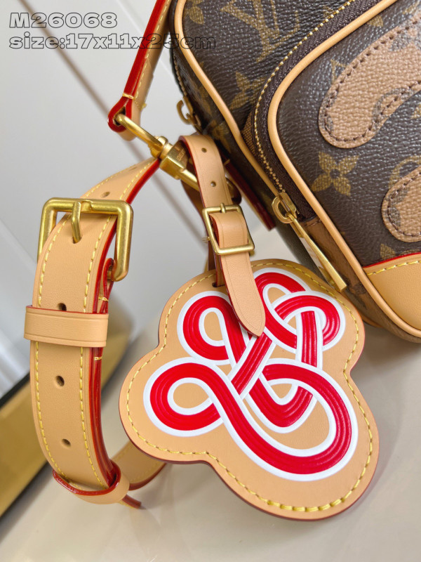 LOUIS VUITTON Nil -17.5*11*25CM [M26068] CELINE CHANEL ACCESSORIES LOEWE SHOES LOUIS VUITTON DIRO YSL OTHER BRAND HANDBAGS BALENCIAGA BOTTEGA VENETA GOYARD HERMES BURBERRY VALENTINO GUCCI FENDI MIUMIU CHLOE PRADA BVLGARI SUITCASE NEW ARRIVAL 