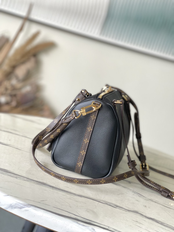 Louis Vuitton Express PM - 17*13.5*26CM [M26039 黑色] CELINE CHANEL ACCESSORIES LOEWE SHOES LOUIS VUITTON DIRO YSL OTHER BRAND HANDBAGS BALENCIAGA BOTTEGA VENETA GOYARD HERMES BURBERRY VALENTINO GUCCI FENDI MIUMIU CHLOE PRADA BVLGARI SUITCASE NEW ARRIVAL 