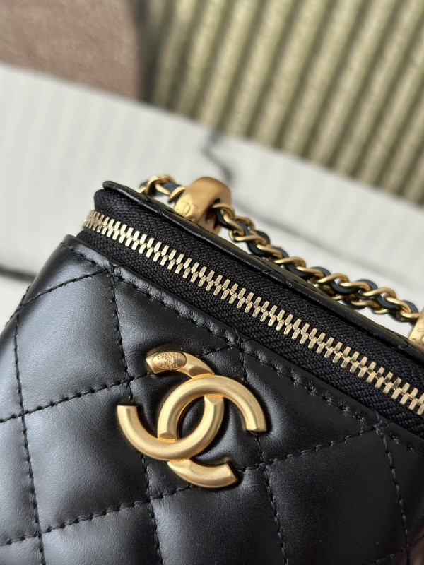 CL SMALL VANITY WITH CHAIN [C21MK-021105] CELINE CHANEL ACCESSORIES LOEWE SHOES LOUIS VUITTON DIRO YSL OTHER BRAND HANDBAGS BALENCIAGA BOTTEGA VENETA GOYARD HERMES BURBERRY VALENTINO GUCCI FENDI MIUMIU CHLOE PRADA BVLGARI SUITCASE NEW ARRIVAL 