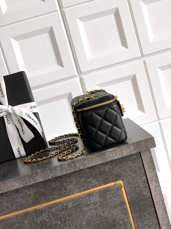 CL SMALL VANITY WITH CLASSIC CHAIN-16x9.5x8cm [C21MJ-083844] CELINE CHANEL ACCESSORIES LOEWE SHOES LOUIS VUITTON DIRO YSL OTHER BRAND HANDBAGS BALENCIAGA BOTTEGA VENETA GOYARD HERMES BURBERRY VALENTINO GUCCI FENDI MIUMIU CHLOE PRADA BVLGARI SUITCASE NEW ARRIVAL 