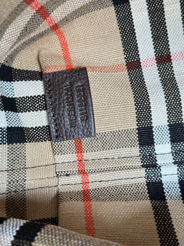 Burberry Medium Highlands Tote bag - 38*16.5*28CM [C21MA-020951] CELINE CHANEL ACCESSORIES LOEWE SHOES LOUIS VUITTON DIRO YSL OTHER BRAND HANDBAGS BALENCIAGA BOTTEGA VENETA GOYARD HERMES BURBERRY VALENTINO GUCCI FENDI MIUMIU CHLOE PRADA BVLGARI SUITCASE NEW ARRIVAL 