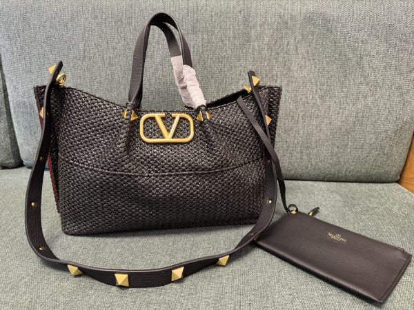 VALENTINO MEDIUM STRAW SUMMER TOTE [C21MA-014728] CELINE CHANEL ACCESSORIES LOEWE SHOES LOUIS VUITTON DIRO YSL OTHER BRAND HANDBAGS BALENCIAGA BOTTEGA VENETA GOYARD HERMES BURBERRY VALENTINO GUCCI FENDI MIUMIU CHLOE PRADA BVLGARI SUITCASE NEW ARRIVAL 