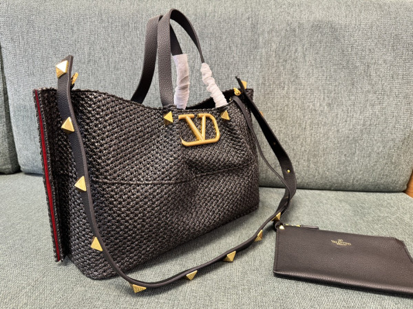 VALENTINO MEDIUM STRAW SUMMER TOTE [C21MA-014728] CELINE CHANEL ACCESSORIES LOEWE SHOES LOUIS VUITTON DIRO YSL OTHER BRAND HANDBAGS BALENCIAGA BOTTEGA VENETA GOYARD HERMES BURBERRY VALENTINO GUCCI FENDI MIUMIU CHLOE PRADA BVLGARI SUITCASE NEW ARRIVAL 
