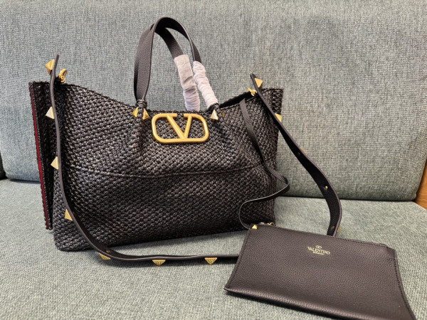 VALENTINO MEDIUM STRAW SUMMER TOTE [C21MA-014728] CELINE CHANEL ACCESSORIES LOEWE SHOES LOUIS VUITTON DIRO YSL OTHER BRAND HANDBAGS BALENCIAGA BOTTEGA VENETA GOYARD HERMES BURBERRY VALENTINO GUCCI FENDI MIUMIU CHLOE PRADA BVLGARI SUITCASE NEW ARRIVAL 