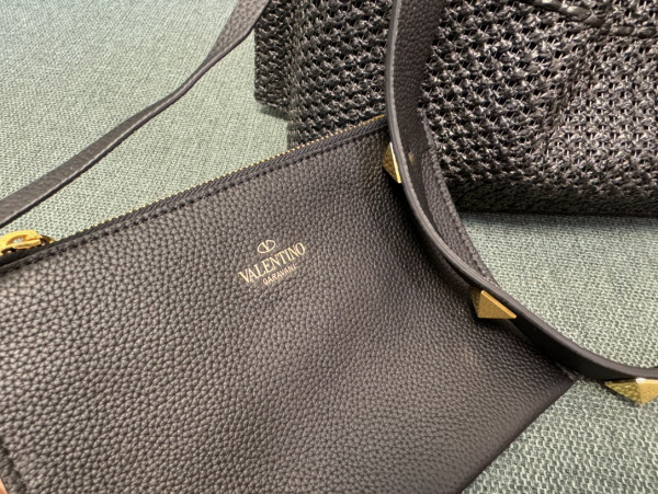 VALENTINO MEDIUM STRAW SUMMER TOTE [C21MA-014728] CELINE CHANEL ACCESSORIES LOEWE SHOES LOUIS VUITTON DIRO YSL OTHER BRAND HANDBAGS BALENCIAGA BOTTEGA VENETA GOYARD HERMES BURBERRY VALENTINO GUCCI FENDI MIUMIU CHLOE PRADA BVLGARI SUITCASE NEW ARRIVAL 