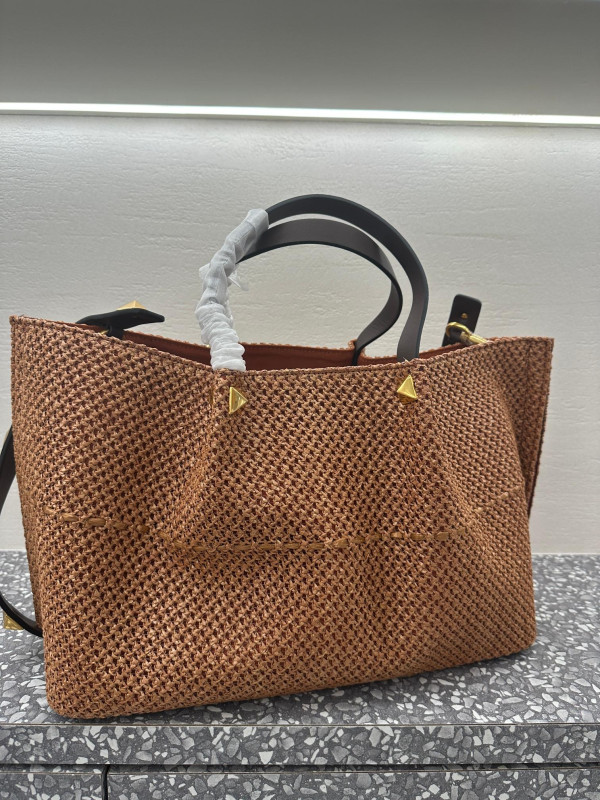 VALENTINO MEDIUM STRAW SUMMER TOTE [C21MA-014640] CELINE CHANEL ACCESSORIES LOEWE SHOES LOUIS VUITTON DIRO YSL OTHER BRAND HANDBAGS BALENCIAGA BOTTEGA VENETA GOYARD HERMES BURBERRY VALENTINO GUCCI FENDI MIUMIU CHLOE PRADA BVLGARI SUITCASE NEW ARRIVAL 