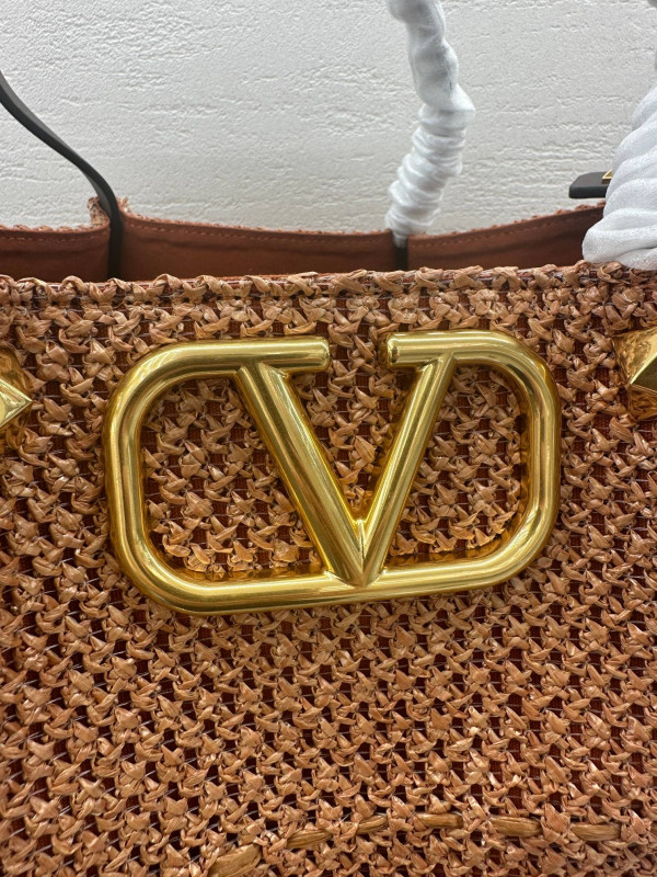 VALENTINO MEDIUM STRAW SUMMER TOTE [C21MA-014640] CELINE CHANEL ACCESSORIES LOEWE SHOES LOUIS VUITTON DIRO YSL OTHER BRAND HANDBAGS BALENCIAGA BOTTEGA VENETA GOYARD HERMES BURBERRY VALENTINO GUCCI FENDI MIUMIU CHLOE PRADA BVLGARI SUITCASE NEW ARRIVAL 