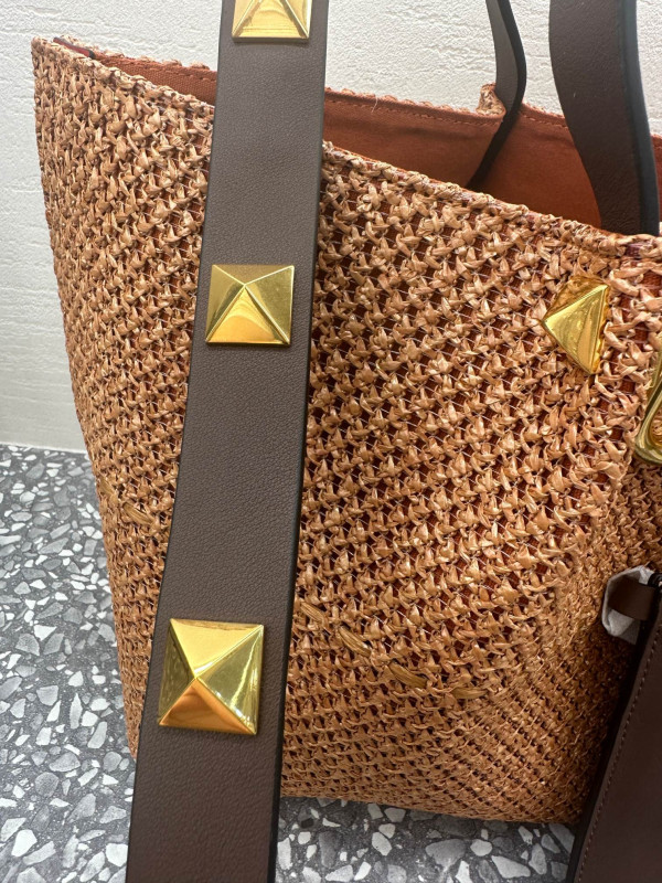 VALENTINO MEDIUM STRAW SUMMER TOTE [C21MA-014640] CELINE CHANEL ACCESSORIES LOEWE SHOES LOUIS VUITTON DIRO YSL OTHER BRAND HANDBAGS BALENCIAGA BOTTEGA VENETA GOYARD HERMES BURBERRY VALENTINO GUCCI FENDI MIUMIU CHLOE PRADA BVLGARI SUITCASE NEW ARRIVAL 