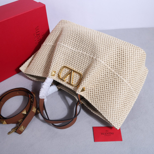 VALENTINO MEDIUM STRAW SUMMER TOTE [C21MA-014529] CELINE CHANEL ACCESSORIES LOEWE SHOES LOUIS VUITTON DIRO YSL OTHER BRAND HANDBAGS BALENCIAGA BOTTEGA VENETA GOYARD HERMES BURBERRY VALENTINO GUCCI FENDI MIUMIU CHLOE PRADA BVLGARI SUITCASE NEW ARRIVAL 