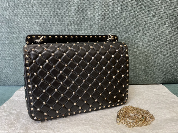 Valentino Nappa Rockstud Spike Bag [C21K1-085147] CELINE CHANEL ACCESSORIES LOEWE SHOES LOUIS VUITTON DIRO YSL OTHER BRAND HANDBAGS BALENCIAGA BOTTEGA VENETA GOYARD HERMES BURBERRY VALENTINO GUCCI FENDI MIUMIU CHLOE PRADA BVLGARI SUITCASE NEW ARRIVAL 