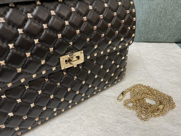 Valentino Nappa Rockstud Spike Bag [C21K1-085147] CELINE CHANEL ACCESSORIES LOEWE SHOES LOUIS VUITTON DIRO YSL OTHER BRAND HANDBAGS BALENCIAGA BOTTEGA VENETA GOYARD HERMES BURBERRY VALENTINO GUCCI FENDI MIUMIU CHLOE PRADA BVLGARI SUITCASE NEW ARRIVAL 