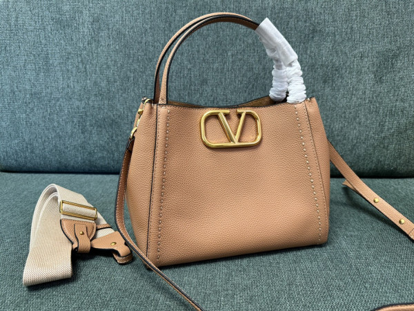 Valentino Garavani Alltime Medium Handbag - 26*21*17CM [C21K1-084331] CELINE CHANEL ACCESSORIES LOEWE SHOES LOUIS VUITTON DIRO YSL OTHER BRAND HANDBAGS BALENCIAGA BOTTEGA VENETA GOYARD HERMES BURBERRY VALENTINO GUCCI FENDI MIUMIU CHLOE PRADA BVLGARI SUITCASE NEW ARRIVAL 