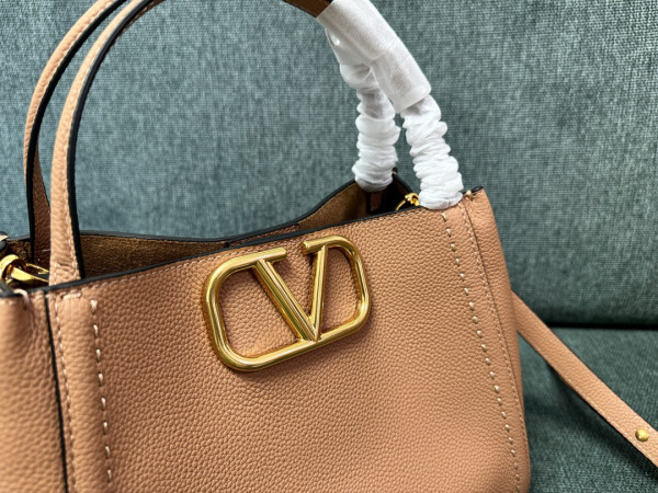Valentino Garavani Alltime Medium Handbag - 26*21*17CM [C21K1-084331] CELINE CHANEL ACCESSORIES LOEWE SHOES LOUIS VUITTON DIRO YSL OTHER BRAND HANDBAGS BALENCIAGA BOTTEGA VENETA GOYARD HERMES BURBERRY VALENTINO GUCCI FENDI MIUMIU CHLOE PRADA BVLGARI SUITCASE NEW ARRIVAL 