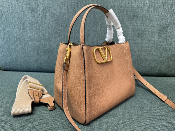 Valentino Garavani Alltime Medium Handbag - 26*21*17CM [C21K1-084331] CELINE CHANEL ACCESSORIES LOEWE SHOES LOUIS VUITTON DIRO YSL OTHER BRAND HANDBAGS BALENCIAGA BOTTEGA VENETA GOYARD HERMES BURBERRY VALENTINO GUCCI FENDI MIUMIU CHLOE PRADA BVLGARI SUITCASE NEW ARRIVAL 