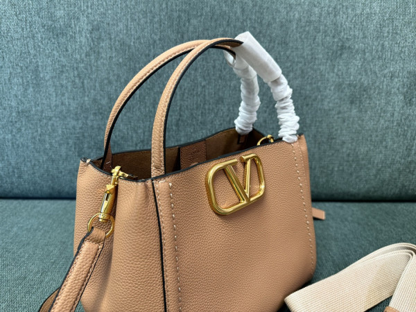Valentino Garavani Alltime Medium Handbag - 26*21*17CM [C21K1-084331] CELINE CHANEL ACCESSORIES LOEWE SHOES LOUIS VUITTON DIRO YSL OTHER BRAND HANDBAGS BALENCIAGA BOTTEGA VENETA GOYARD HERMES BURBERRY VALENTINO GUCCI FENDI MIUMIU CHLOE PRADA BVLGARI SUITCASE NEW ARRIVAL 