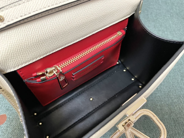 VALENTINO SMALL VSLING HANDBAG [C21K1-083655] CELINE CHANEL ACCESSORIES LOEWE SHOES LOUIS VUITTON DIRO YSL OTHER BRAND HANDBAGS BALENCIAGA BOTTEGA VENETA GOYARD HERMES BURBERRY VALENTINO GUCCI FENDI MIUMIU CHLOE PRADA BVLGARI SUITCASE NEW ARRIVAL 