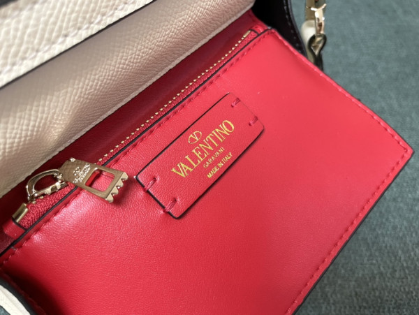 VALENTINO SMALL VSLING HANDBAG [C21K1-083655] CELINE CHANEL ACCESSORIES LOEWE SHOES LOUIS VUITTON DIRO YSL OTHER BRAND HANDBAGS BALENCIAGA BOTTEGA VENETA GOYARD HERMES BURBERRY VALENTINO GUCCI FENDI MIUMIU CHLOE PRADA BVLGARI SUITCASE NEW ARRIVAL 