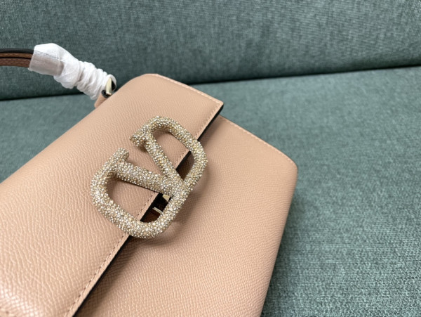 VALENTINO SMALL VSLING HANDBAG [C21K1-083518] CELINE CHANEL ACCESSORIES LOEWE SHOES LOUIS VUITTON DIRO YSL OTHER BRAND HANDBAGS BALENCIAGA BOTTEGA VENETA GOYARD HERMES BURBERRY VALENTINO GUCCI FENDI MIUMIU CHLOE PRADA BVLGARI SUITCASE NEW ARRIVAL 