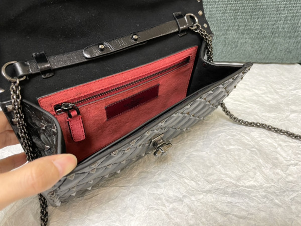 Valentino Rockstud Spike Nappa Leather Crossbody Clutch Bag [C21K1-082519] CELINE CHANEL ACCESSORIES LOEWE SHOES LOUIS VUITTON DIRO YSL OTHER BRAND HANDBAGS BALENCIAGA BOTTEGA VENETA GOYARD HERMES BURBERRY VALENTINO GUCCI FENDI MIUMIU CHLOE PRADA BVLGARI SUITCASE NEW ARRIVAL 