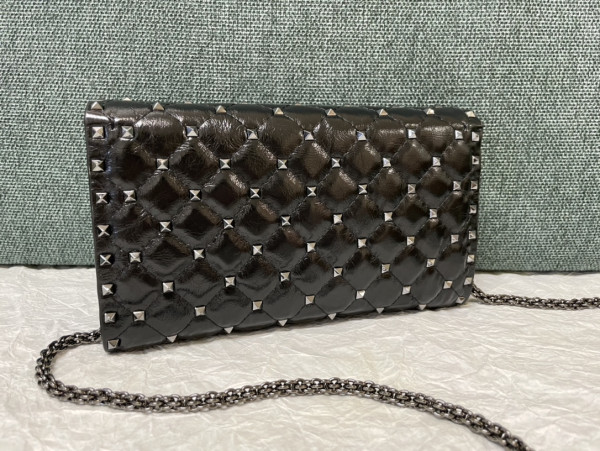 Valentino Rockstud Spike Nappa Leather Crossbody Clutch Bag [C21K1-082519] CELINE CHANEL ACCESSORIES LOEWE SHOES LOUIS VUITTON DIRO YSL OTHER BRAND HANDBAGS BALENCIAGA BOTTEGA VENETA GOYARD HERMES BURBERRY VALENTINO GUCCI FENDI MIUMIU CHLOE PRADA BVLGARI SUITCASE NEW ARRIVAL 