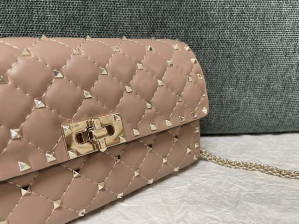 Valentino Rockstud Spike Nappa Leather Crossbody Clutch Bag [C21K1-082250] CELINE CHANEL ACCESSORIES LOEWE SHOES LOUIS VUITTON DIRO YSL OTHER BRAND HANDBAGS BALENCIAGA BOTTEGA VENETA GOYARD HERMES BURBERRY VALENTINO GUCCI FENDI MIUMIU CHLOE PRADA BVLGARI SUITCASE NEW ARRIVAL 
