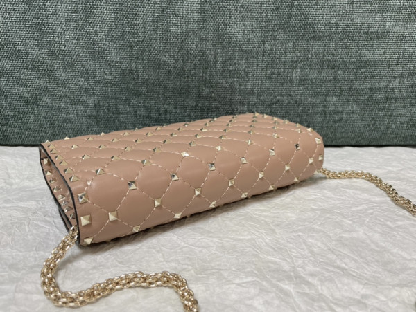 Valentino Rockstud Spike Nappa Leather Crossbody Clutch Bag [C21K1-082250] CELINE CHANEL ACCESSORIES LOEWE SHOES LOUIS VUITTON DIRO YSL OTHER BRAND HANDBAGS BALENCIAGA BOTTEGA VENETA GOYARD HERMES BURBERRY VALENTINO GUCCI FENDI MIUMIU CHLOE PRADA BVLGARI SUITCASE NEW ARRIVAL 