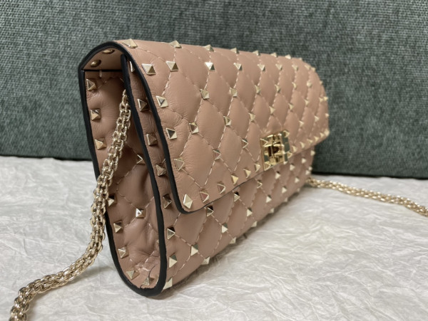 Valentino Rockstud Spike Nappa Leather Crossbody Clutch Bag [C21K1-082250] CELINE CHANEL ACCESSORIES LOEWE SHOES LOUIS VUITTON DIRO YSL OTHER BRAND HANDBAGS BALENCIAGA BOTTEGA VENETA GOYARD HERMES BURBERRY VALENTINO GUCCI FENDI MIUMIU CHLOE PRADA BVLGARI SUITCASE NEW ARRIVAL 