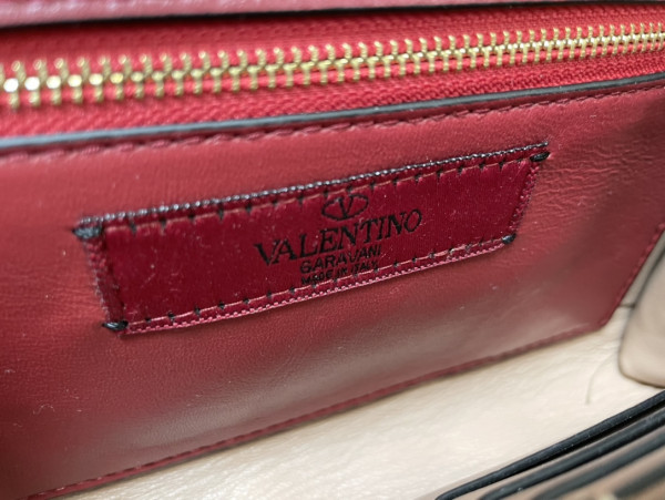 Valentino Rockstud Spike Nappa Leather Crossbody Clutch Bag [C21K1-082250] CELINE CHANEL ACCESSORIES LOEWE SHOES LOUIS VUITTON DIRO YSL OTHER BRAND HANDBAGS BALENCIAGA BOTTEGA VENETA GOYARD HERMES BURBERRY VALENTINO GUCCI FENDI MIUMIU CHLOE PRADA BVLGARI SUITCASE NEW ARRIVAL 