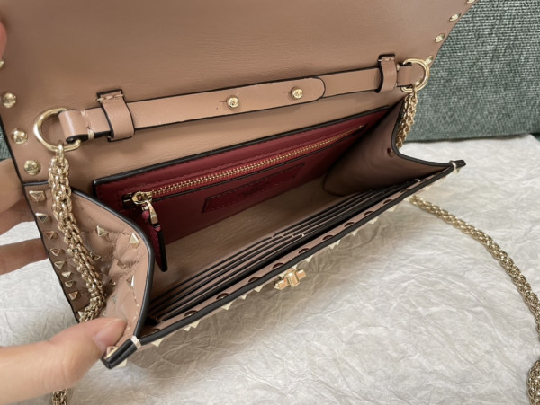 Valentino Rockstud Spike Nappa Leather Crossbody Clutch Bag [C21K1-082250] CELINE CHANEL ACCESSORIES LOEWE SHOES LOUIS VUITTON DIRO YSL OTHER BRAND HANDBAGS BALENCIAGA BOTTEGA VENETA GOYARD HERMES BURBERRY VALENTINO GUCCI FENDI MIUMIU CHLOE PRADA BVLGARI SUITCASE NEW ARRIVAL 