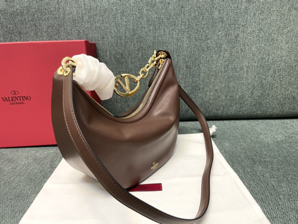 VALENTINO Small Vlogo Moon Hobo Bag - 29*23*11CM [C21K1-081041] CELINE CHANEL ACCESSORIES LOEWE SHOES LOUIS VUITTON DIRO YSL OTHER BRAND HANDBAGS BALENCIAGA BOTTEGA VENETA GOYARD HERMES BURBERRY VALENTINO GUCCI FENDI MIUMIU CHLOE PRADA BVLGARI SUITCASE NEW ARRIVAL 